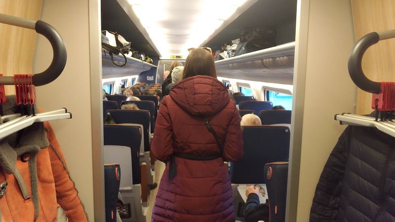 Вешалки для верхней в поезде Аллегро изображение с сайта www.HeiHei.website