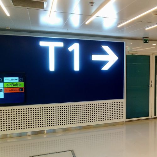 Аэропорт Хельсинки указатель на терминал Т1 изображение с сайта www.HeiHei.website