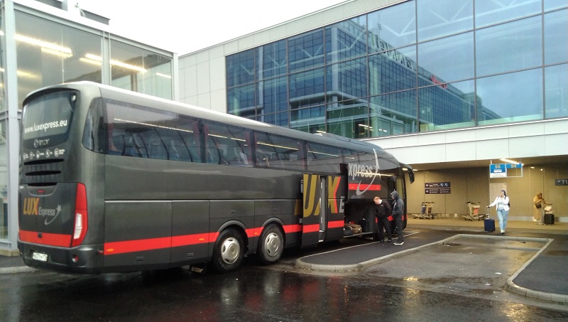 Остановка автобуса Lux Express люкс экспресс в аэропорту Хельсинки Вантаа на время ремонта изображение с сайта www.heihei.website