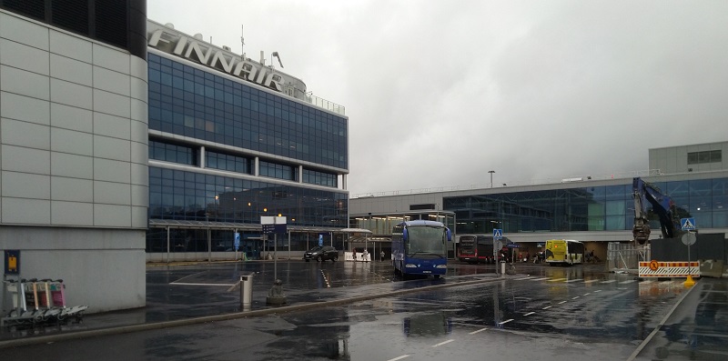 Остановка автобуса Lux Express люкс экспресс в аэропорту Хельсинки Вантаа на время ремонта изображение с сайта www.heihei.website