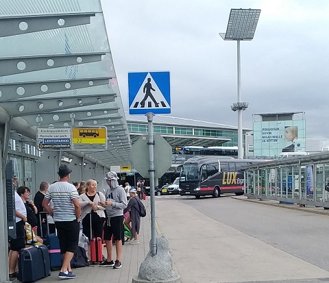 Остановка автобуса Lux Express люкс экспресс в аэропорту Хельсинки Вантаа изображение с сайта www.heihei.website
