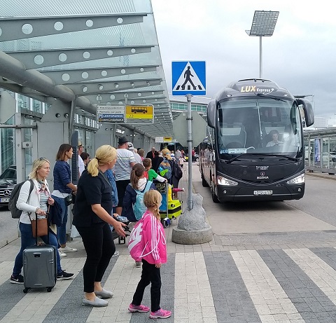 Остановка автобуса Lux Express люкс экспресс в аэропорту Хельсинки Вантаа изображение с сайта www.heihei.website