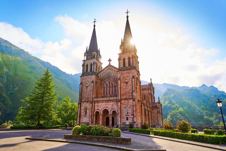 Базилика Святой Марии. Ковадонга. Астурия Basílica de Santa María la Real de Covadonga Испания изображение с www.heihei.website